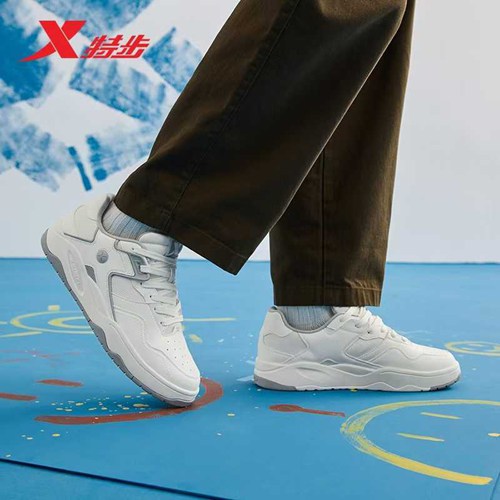 特步多巴胺色系透气休闲鞋